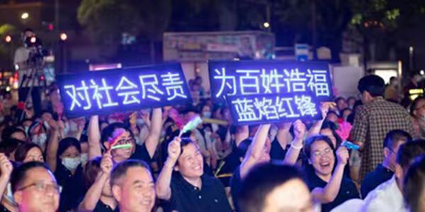 手举牌易改灯箱-十大优势