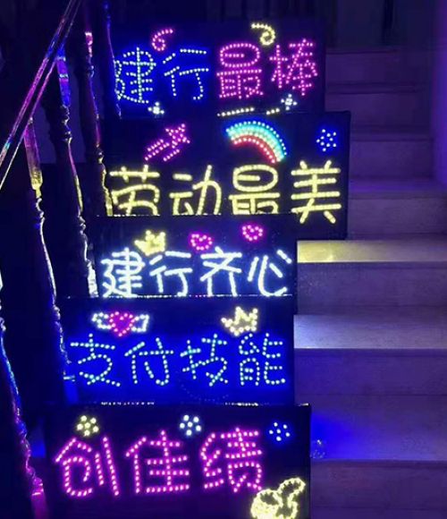 手举品牌灯箱
